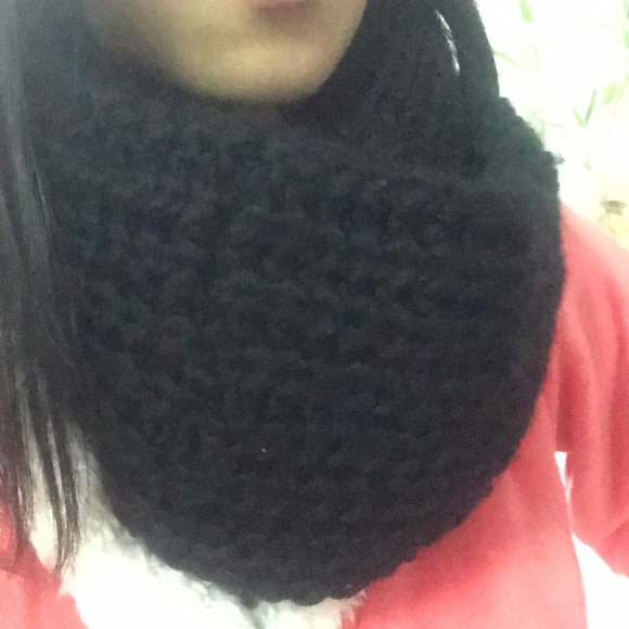 Uniqlo snood scarf - Picture 2 of 2
